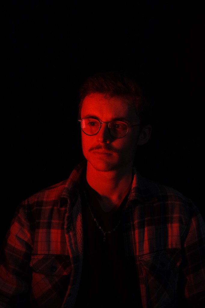 Portrait créatif - Ambiance rouge sombre et lunettes